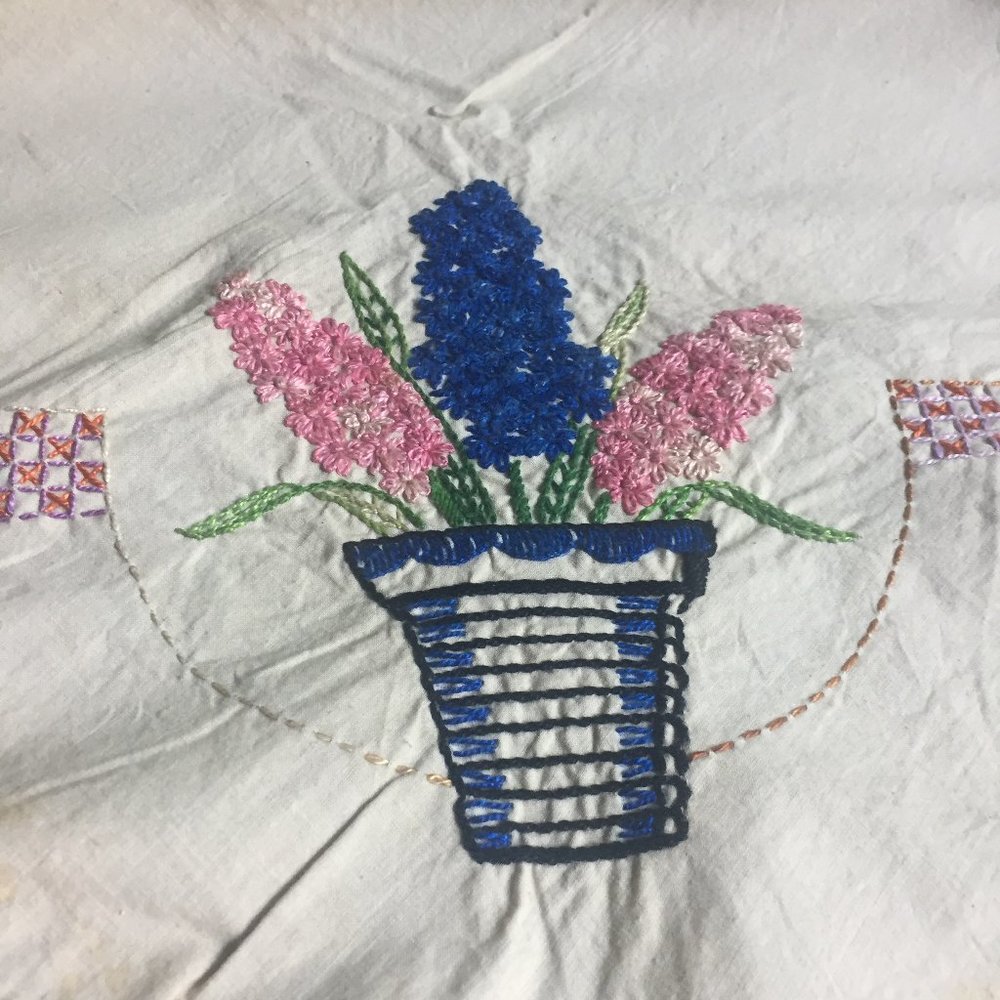 VTG Embroidered Tablecloth 4 Napkins Lilacs - Picture 6 of 15